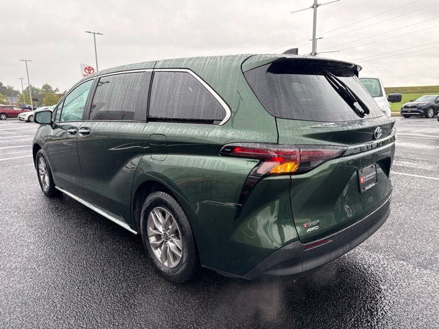 Used 2024 Toyota Sienna XLE AWD/4WD image 9