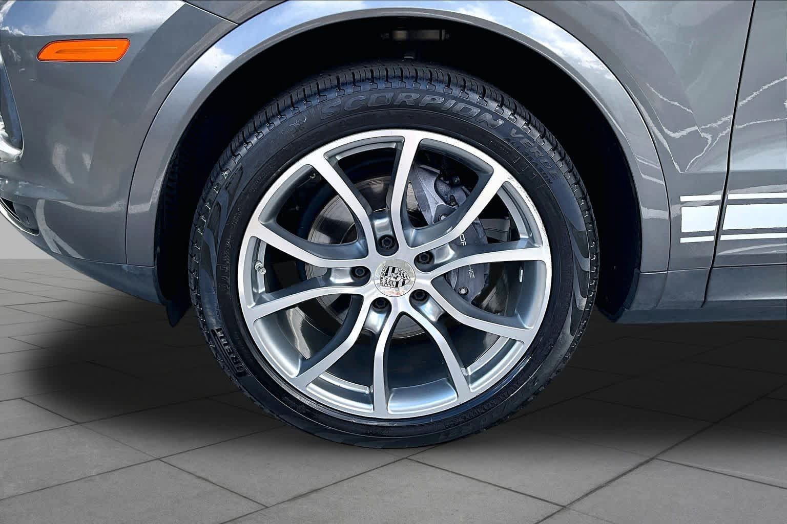 Used 2020 Porsche Cayenne AWD/4WD image 10