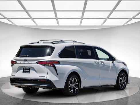 Used 2025 Toyota Sienna Platinum AWD/4WD image 4