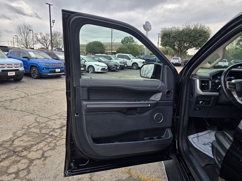 Used 2022 Ford Expedition XLT image 16