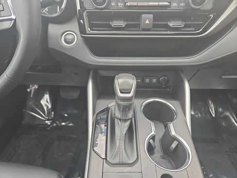 Used 2021 Toyota Highlander XLE image 11