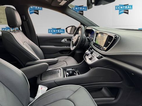 New 2026 Chrysler Pacifica Limited w/ S Appearance Package image 15