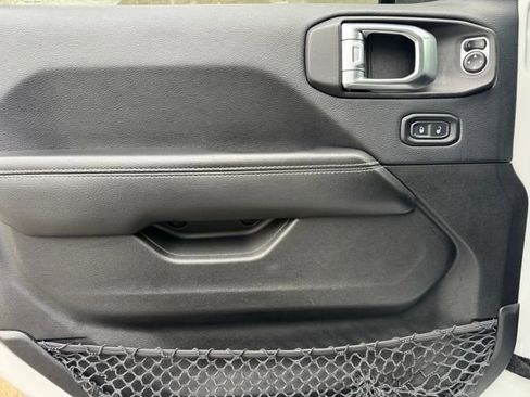 Used 2018 Jeep Wrangler Unlimited Sahara image 14