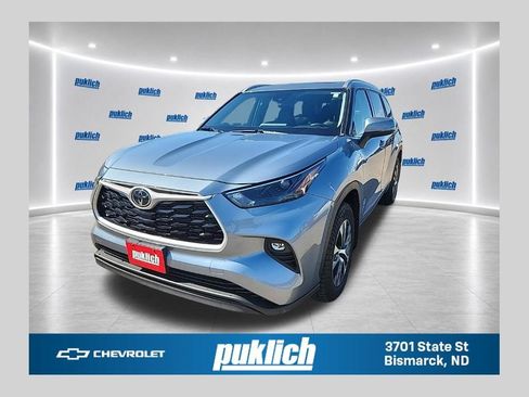 Used 2022 Toyota Highlander XLE AWD/4WD image 1