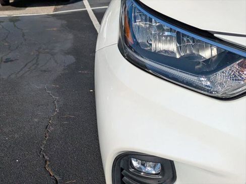 Certified 2020 Toyota Highlander L image 10