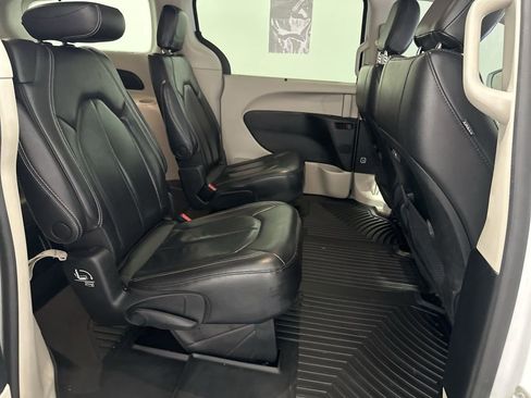 Used 2022 Chrysler Pacifica Touring-L FWD image 22