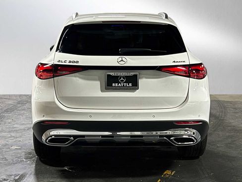 Used 2025 Mercedes-Benz GLC 300 4MATIC image 4