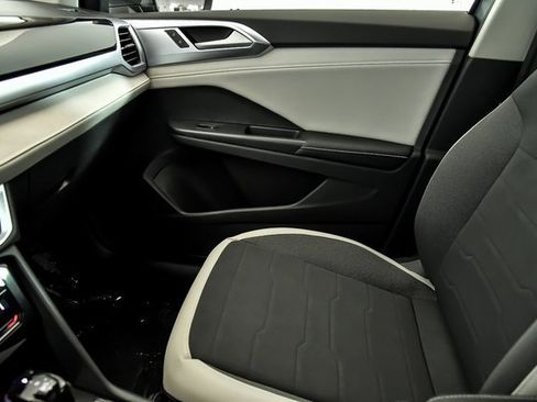 Certified 2025 Volkswagen Taos SE w/ Panoramic Sunroof Package image 18