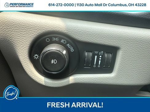 Used 2024 Chrysler Pacifica Touring-L AWD/4WD image 17