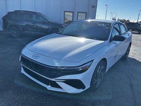 Used 2025 Hyundai Elantra SEL w/ Cargo Package image 18