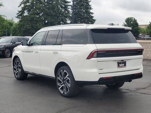 New 2026 Lincoln Navigator Reserve AWD/4WD image 3