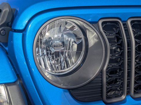 Used 2024 Jeep Gladiator Sport image 17