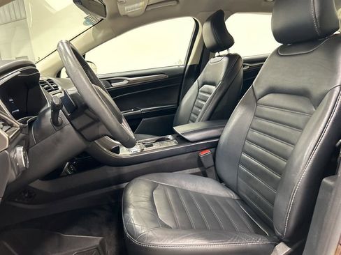 Used 2017 Ford Fusion SE w/ Fusion SE Technology Package image 10