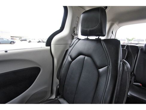 Used 2024 Chrysler Pacifica Touring-L FWD image 14