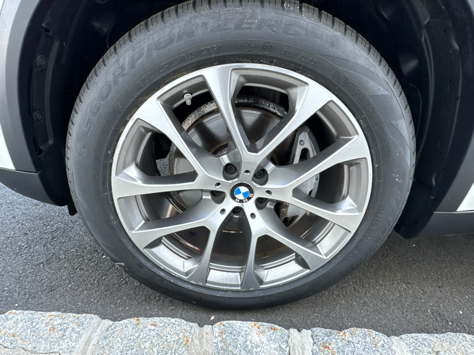 Used 2024 BMW X5 xDrive40i w/ Parking Assistance Package AWD/4WD image 33