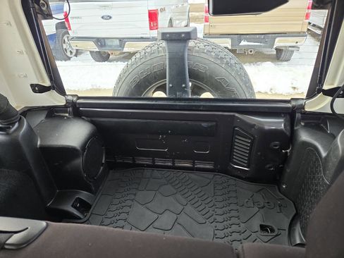 Used 2014 Jeep Wrangler Unlimited Sahara image 9