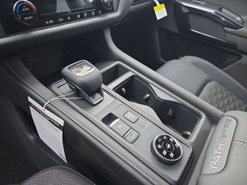 Used 2025 Nissan Pathfinder S image 23