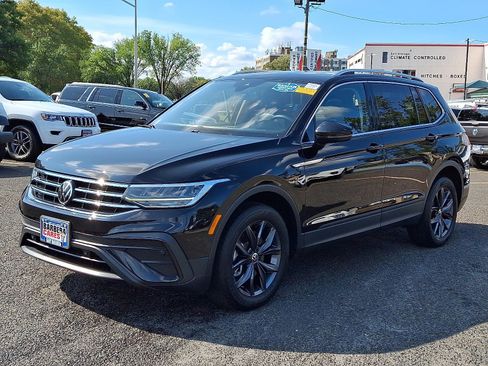 Used 2022 Volkswagen Tiguan SE image 3