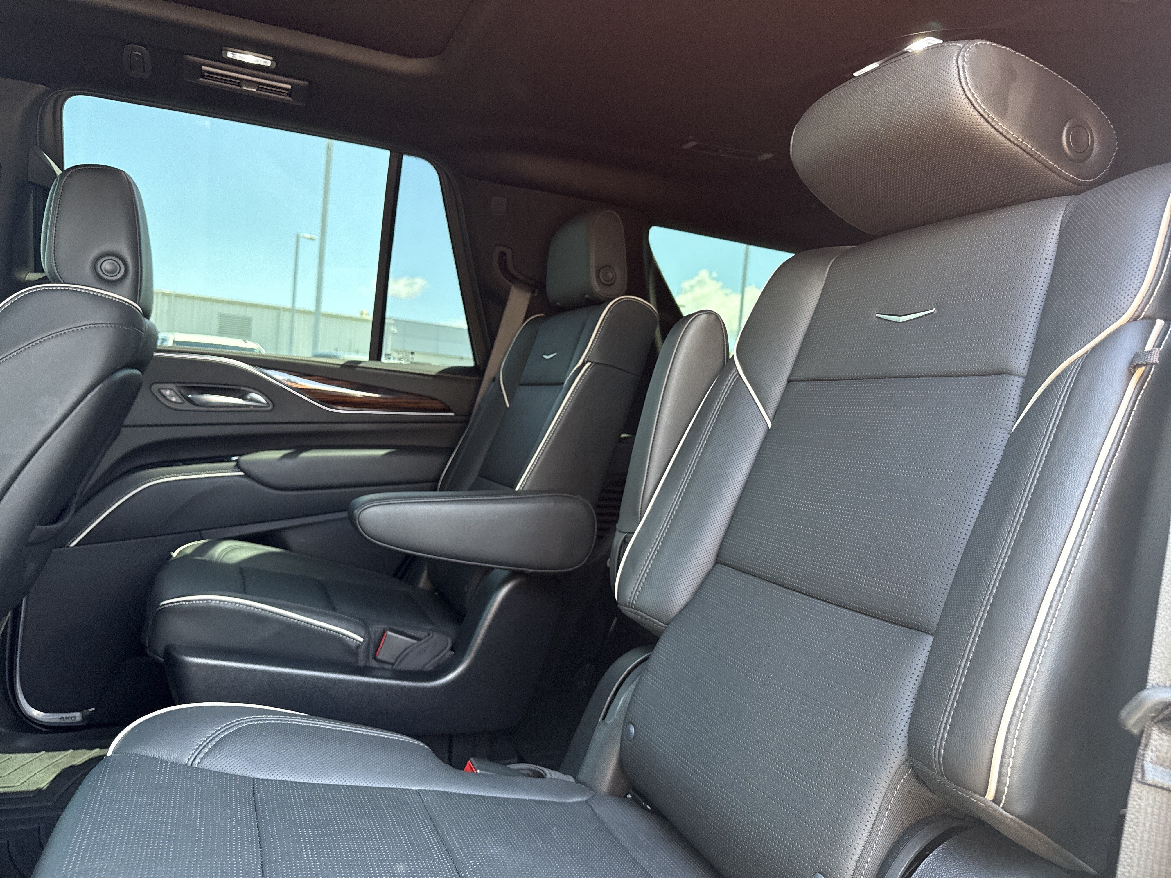 Used 2023 Cadillac Escalade Premium Luxury AWD/4WD image 31