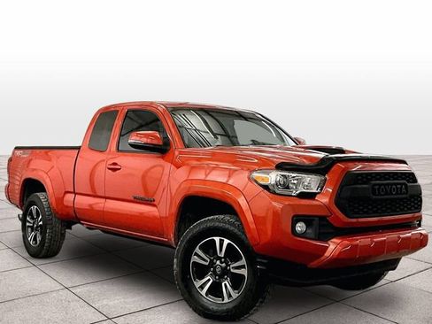 Used 2017 Toyota Tacoma TRD Sport w/ Tow Package (A/T) AWD/4WD image 2