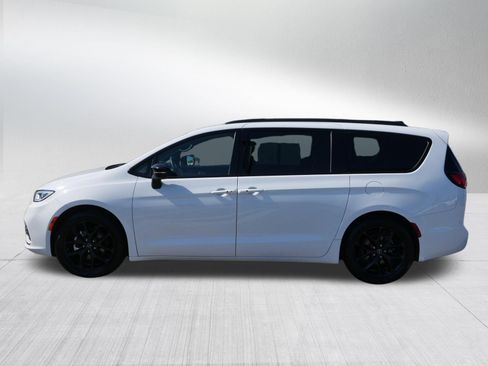 Used 2025 Chrysler Pacifica Limited FWD image 4
