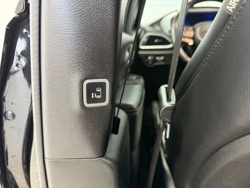 Used 2018 Chrysler Pacifica Touring-L w/ Premium Audio Group FWD image 31