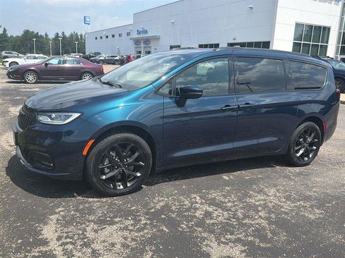 Used 2023 Chrysler Pacifica Touring-L w/ S Appearance Package AWD/4WD image 2