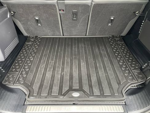 Used 2025 Land Rover Defender 110 image 35