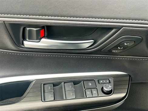 Used 2024 Toyota Venza Limited image 18