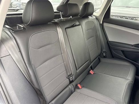 Used 2022 Volkswagen Taos SE w/ Panoramic Sunroof Package image 12