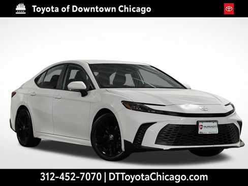 Used 2025 Toyota Camry SE FWD image 1