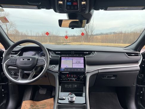 Used 2024 Jeep Grand Cherokee Limited w/ Luxury Tech Group II image 21