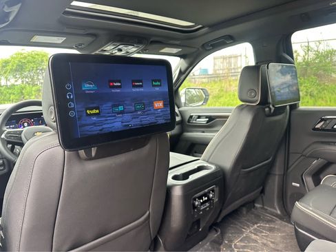 Used 2026 Chevrolet Suburban Premier AWD/4WD image 21