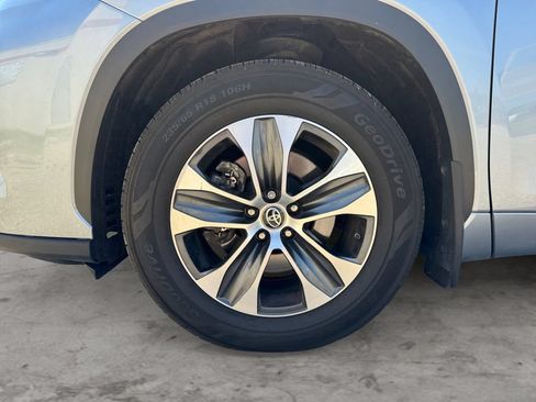Used 2022 Toyota Highlander XLE AWD/4WD image 9
