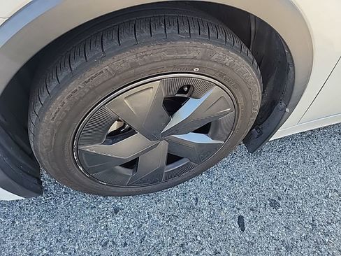 Used 2023 Toyota Prius Prime SE image 9