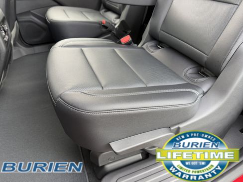 New 2025 Chevrolet Traverse LT image 29