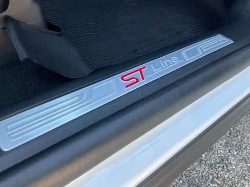 Used 2025 Ford Explorer ST-Line w/ Premium Package image 37