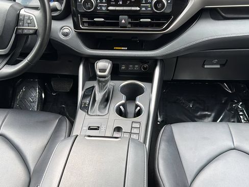 Used 2023 Toyota Highlander XLE AWD/4WD image 19