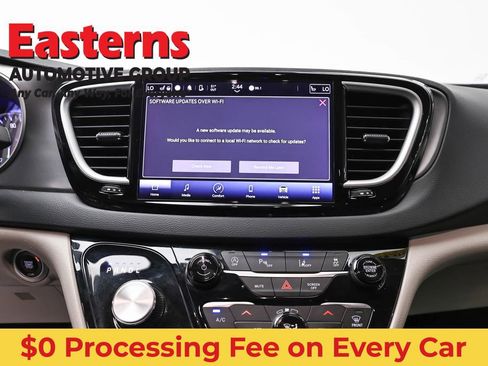 Used 2023 Chrysler Pacifica Touring-L FWD image 12