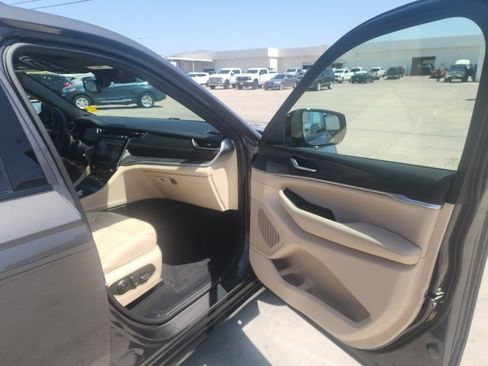 Used 2024 Jeep Grand Cherokee Limited image 39