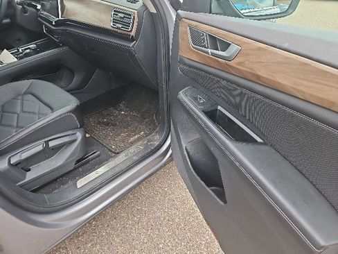 Used 2024 Volkswagen Atlas SE w/ Panoramic Sunroof Package AWD/4WD image 11