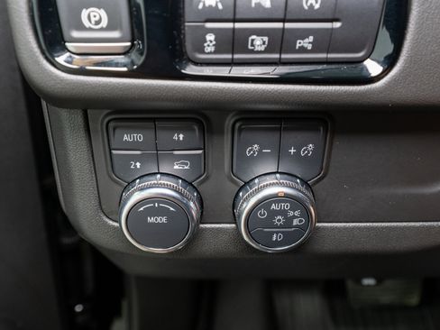 Used 2025 GMC Yukon Elevation AWD/4WD image 31