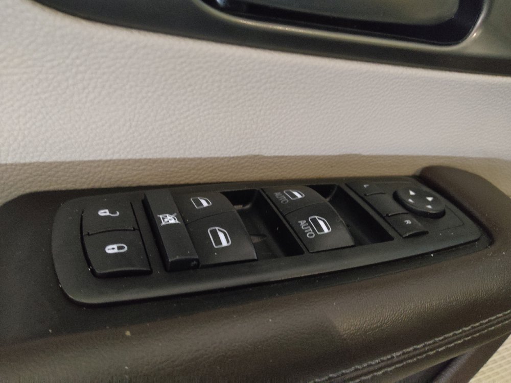 Used 2019 Chrysler Pacifica Touring-L FWD image 27