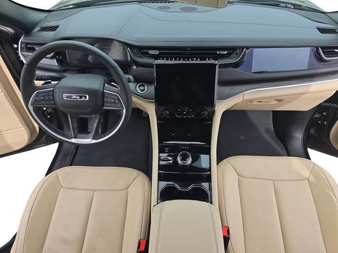 Used 2023 Jeep Grand Cherokee Limited w/ Luxury Tech Group II AWD/4WD image 9
