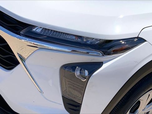 Used 2025 Chevrolet Trax LS image 28