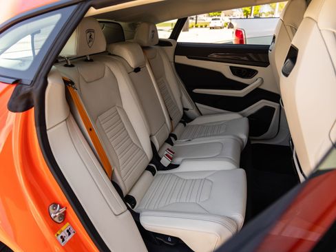 Used 2025 Lamborghini Urus SE AWD/4WD image 46