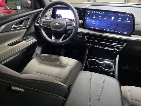 Used 2025 Chevrolet Traverse LT image 20