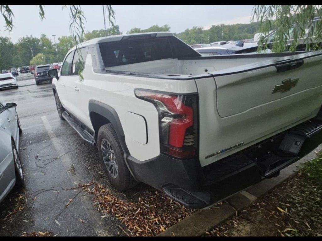Used 2025 Chevrolet Silverado EV LT AWD/4WD image 5