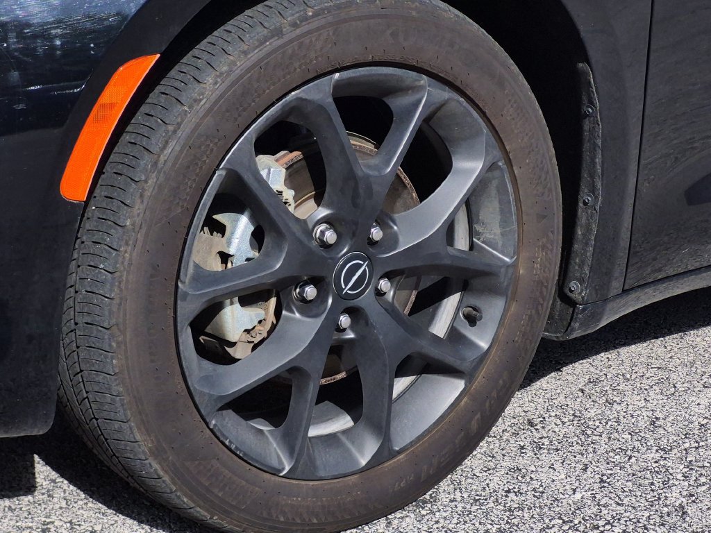 Used 2025 Chrysler Pacifica Limited FWD image 7