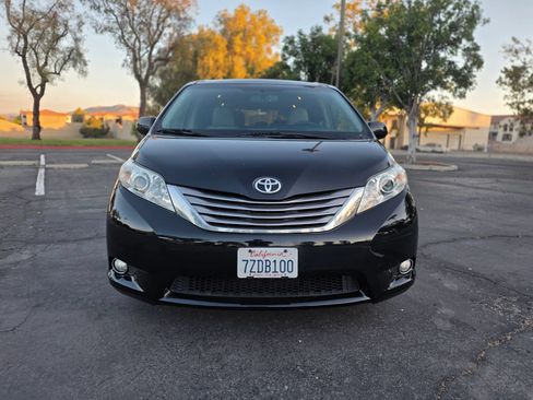 Used 2017 Toyota Sienna XLE FWD image 2